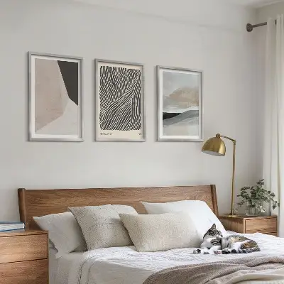 Triptykon med abstrakte mønstre i beige og grå nuancer med ramme