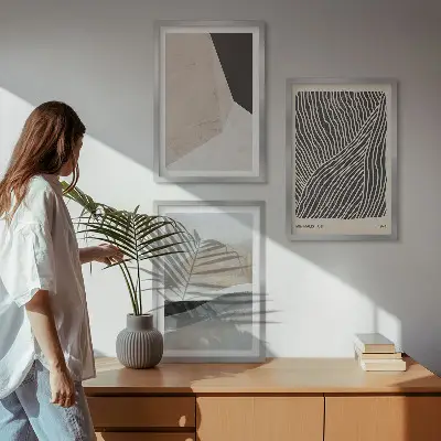 Triptykon med abstrakte mønstre i beige og grå nuancer med ramme