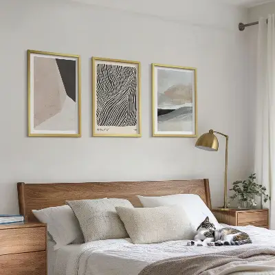 Triptykon med abstrakte mønstre i beige og grå nuancer med ramme