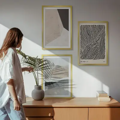 Triptykon med abstrakte mønstre i beige og grå nuancer med ramme