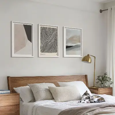 Triptykon med abstrakte mønstre i beige og grå nuancer med ramme