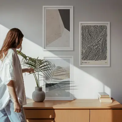 Triptykon med abstrakte mønstre i beige og grå nuancer med ramme
