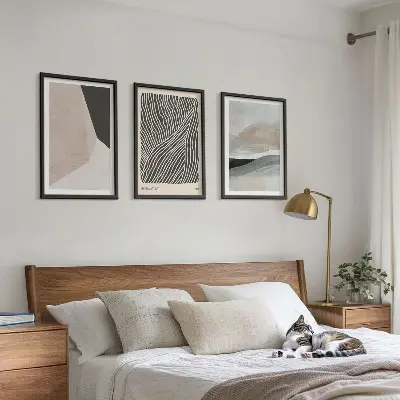 Triptykon med abstrakte mønstre i beige og grå nuancer med ramme