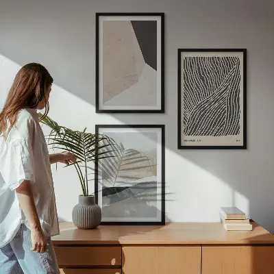 Triptykon med abstrakte mønstre i beige og grå nuancer med ramme