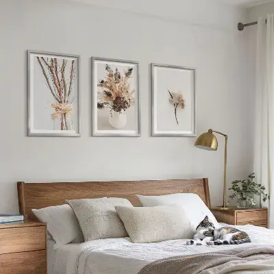 Billedsæt til soveværelset med minimalistiske blomster og grene