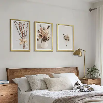 Billedsæt til soveværelset med minimalistiske blomster og grene