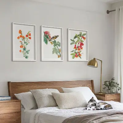 Billedsæt til soveværelset med malede blomster og en fugl