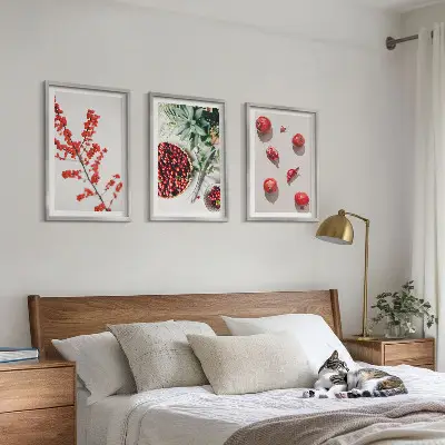 Sengesæt til soveværelset med minimalistisk motiv af røde frugter