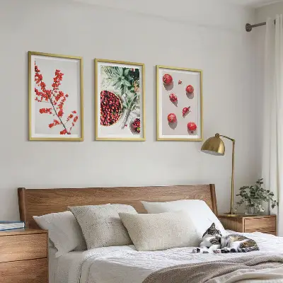 Sengesæt til soveværelset med minimalistisk motiv af røde frugter