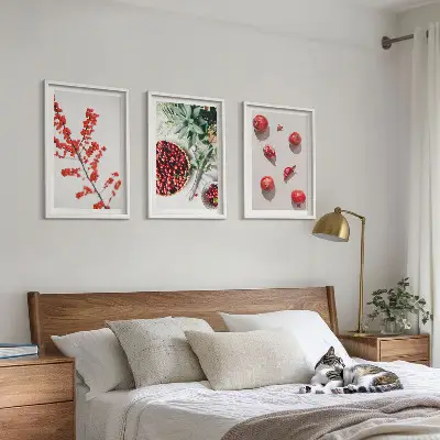 Sengesæt til soveværelset med minimalistisk motiv af røde frugter