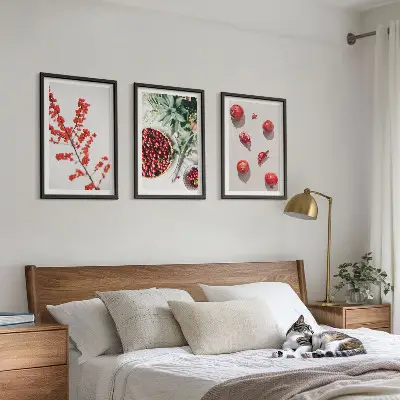 Sengesæt til soveværelset med minimalistisk motiv af røde frugter
