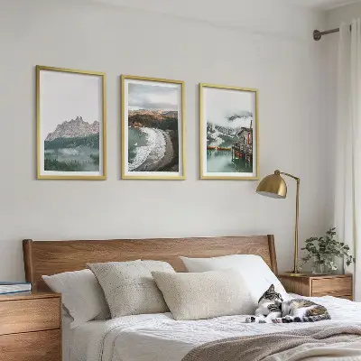 Billedvæg med træhus i bjerglandskab inspiration