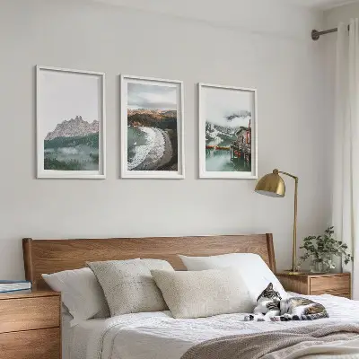 Billedvæg med træhus i bjerglandskab inspiration