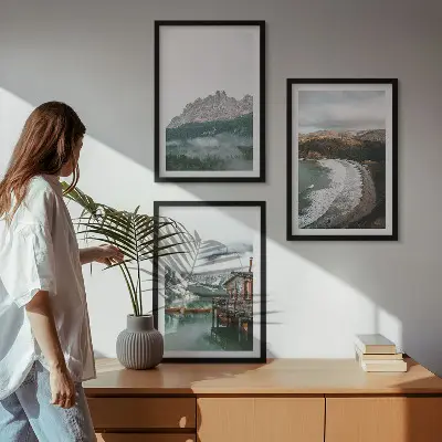 Billedvæg med træhus i bjerglandskab inspiration