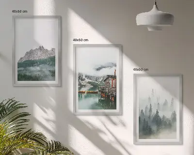 Billedvæg med motiv af bjerge, sø, sommerhus og tåge