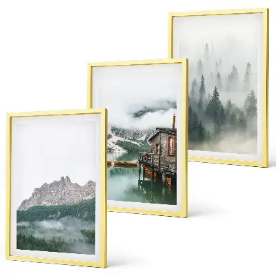 Billedvæg med motiv af bjerge, sø, sommerhus og tåge