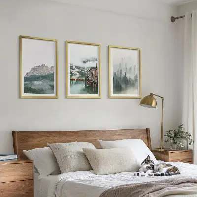 Billedvæg med motiv af bjerge, sø, sommerhus og tåge