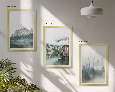 Billedvæg med motiv af bjerge, sø, sommerhus og tåge