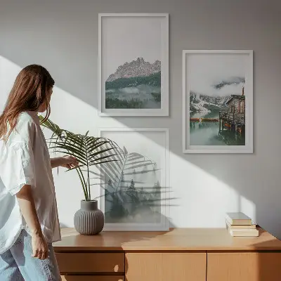 Billedvæg med motiv af bjerge, sø, sommerhus og tåge