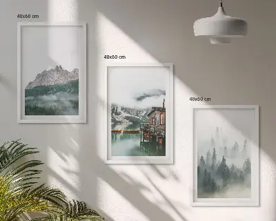 Billedvæg med motiv af bjerge, sø, sommerhus og tåge