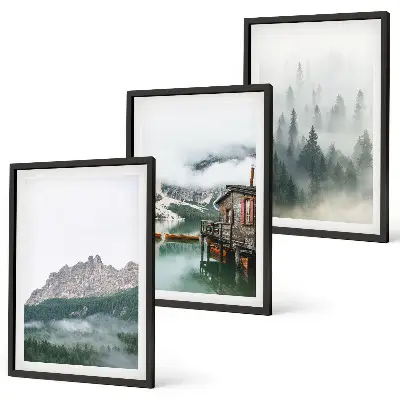 Billedvæg med motiv af bjerge, sø, sommerhus og tåge