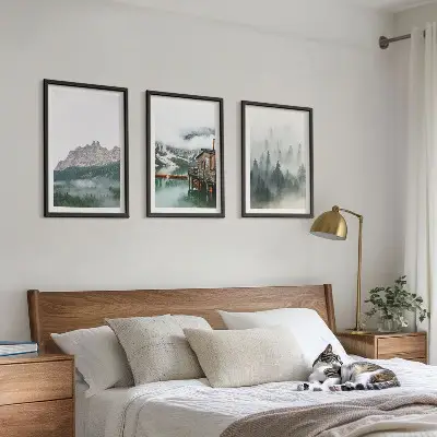 Billedvæg med motiv af bjerge, sø, sommerhus og tåge