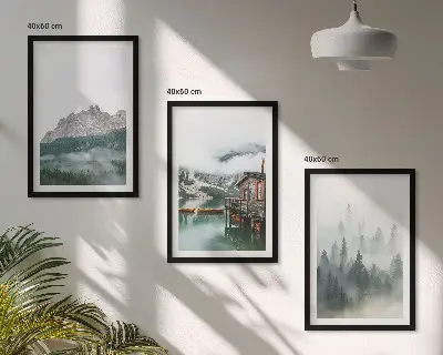 Billedvæg med motiv af bjerge, sø, sommerhus og tåge
