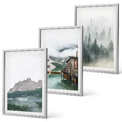 Billedvæg med motiv af bjerge, sø, sommerhus og tåge