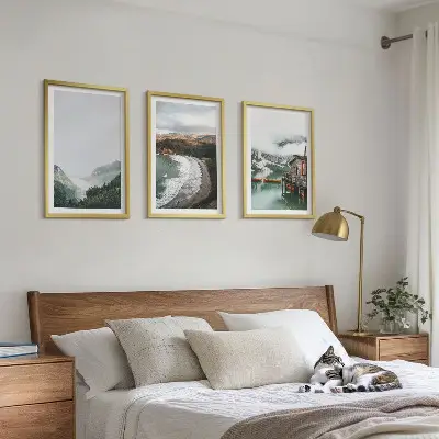 Billedvæg inspiration med motiver af bjerge, strand, skyer og vand