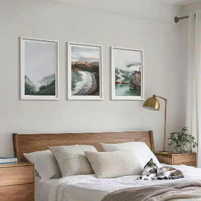 Billedvæg inspiration med motiver af bjerge, strand, skyer og vand