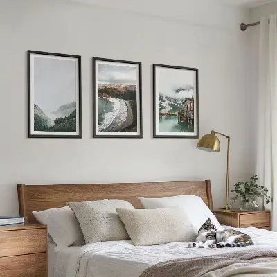 Billedvæg inspiration med motiver af bjerge, strand, skyer og vand