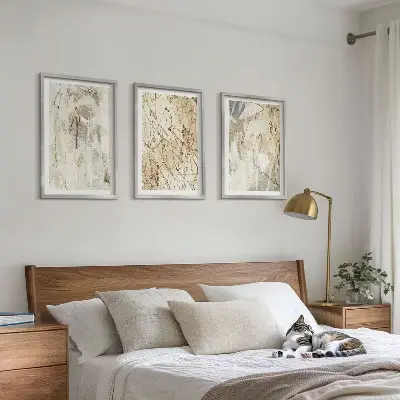 Billedsæt til soveværelset med abstrakte mønstre i beige og grå