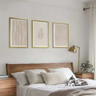 Billedsæt til soveværelset med beige plantemønstre