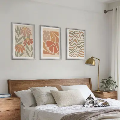 Billedsæt til soveværelset med abstrakte pastelblomster