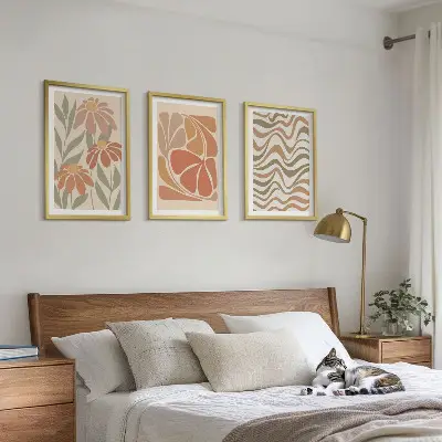 Billedsæt til soveværelset med abstrakte pastelblomster