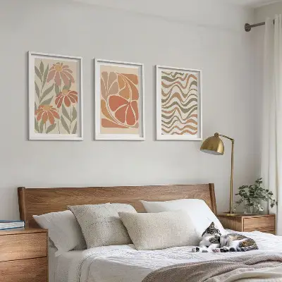 Billedsæt til soveværelset med abstrakte pastelblomster