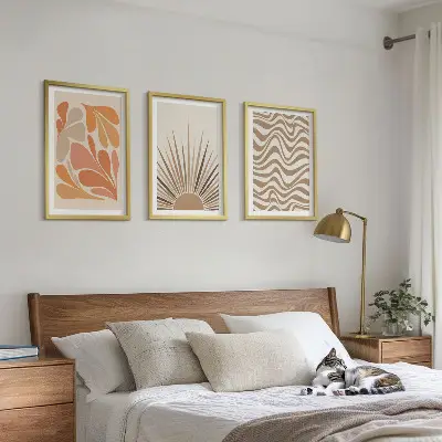 Billedsæt til soveværelset med sol og boho-pastelfigurer
