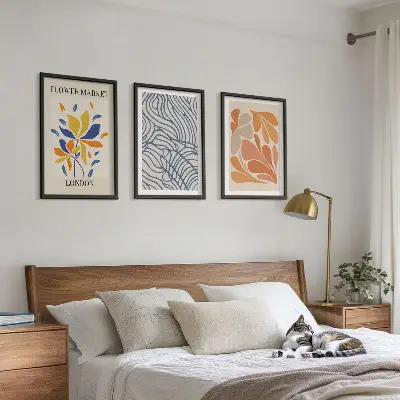 Billedsæt til soveværelset med moderne abstrakte blomster