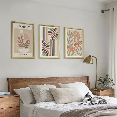 Billedvæg med abstrakte planter i pastelfarver