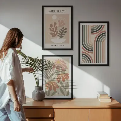 Billedvæg med abstrakte planter i pastelfarver