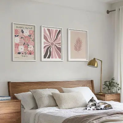 Billedsæt til soveværelset med blomsterblade og geometriske mønstre