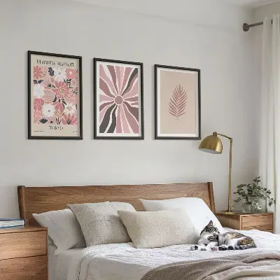 Billedsæt til soveværelset med blomsterblade og geometriske mønstre