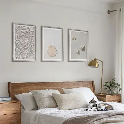 Billedvæg med lyse sandteksturer i boho-stil