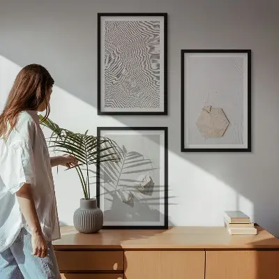 Billedvæg med lyse sandteksturer i boho-stil