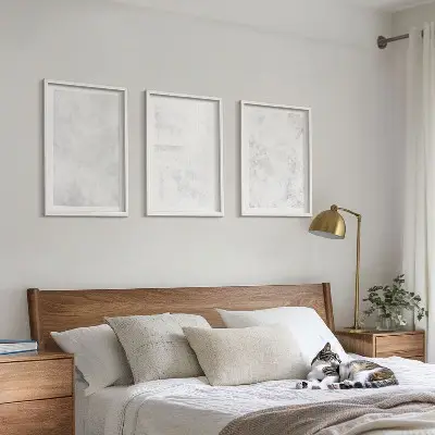 Billedvæg inspiration hvid minimalistisk baggrund med pletter