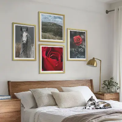 Billedvæg over sofa røde roser med hest på grå baggrund
