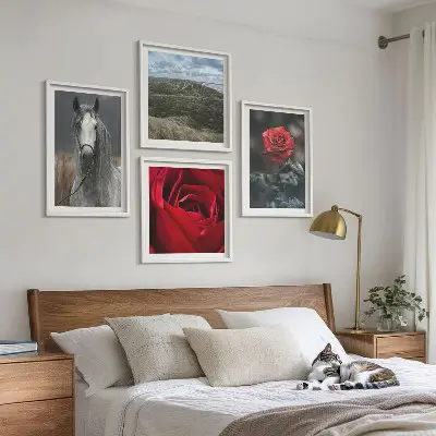 Billedvæg over sofa røde roser med hest på grå baggrund