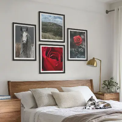 Billedvæg over sofa røde roser med hest på grå baggrund