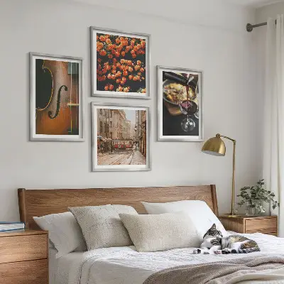 Billedvæg over sofa med vintage motiv af blomster, gade, vin og violin