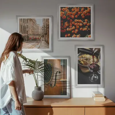 Billedvæg over sofa med vintage motiv af blomster, gade, vin og violin